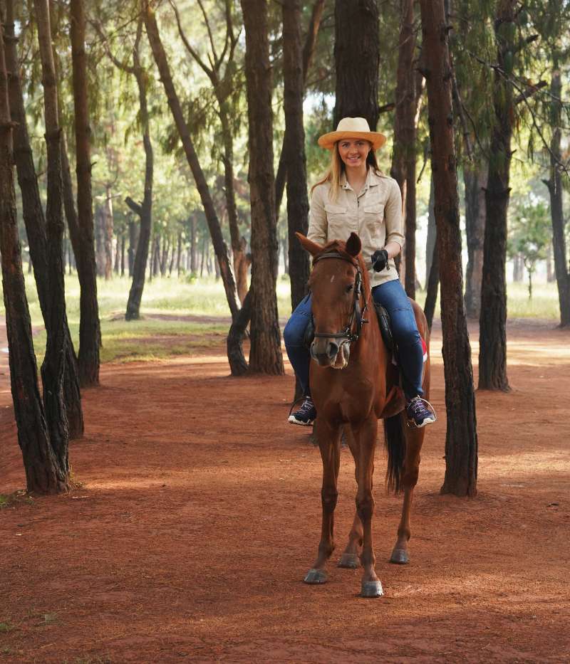Chica montando a caballo